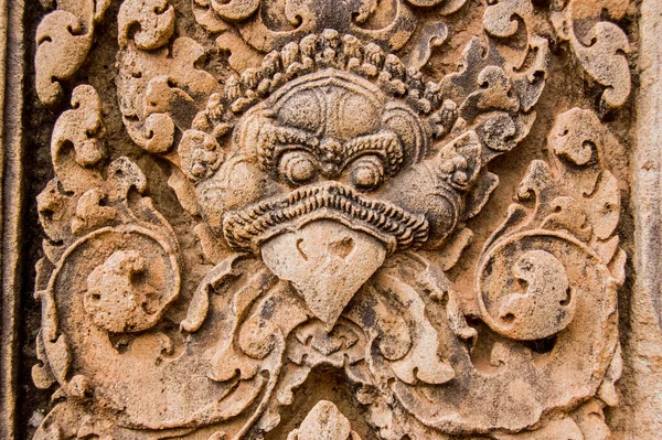 Bas Relief Rzeźba Hinduskiego Bóstwa Garuda Strzegąc Wejścia Kaplicy Banteay — Zdjęcie stockowe