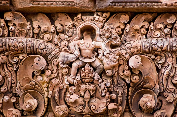 Starożytny Khmer Bas Relief Rzeźbienie Boga Uszkodzony Wrestling Dwoma Potworami — Zdjęcie stockowe
