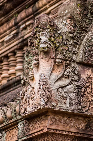 Banteay Srei Tapınağı, Angkor, Kamboçya 'da bir prasatın köşesindeki Hindu yılan tanrısı Naga' nın süslü oyması..
