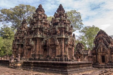 Antik Khmer tapınağı Banteay Srei. 967 'de oyma, kırmızı kumtaşından yapılmış, Angkor, Kamboçya..