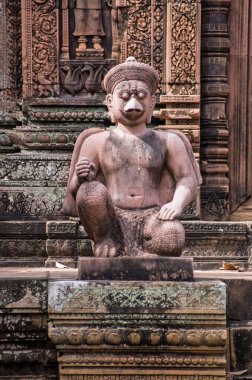 Antik Khmer kuş heykeli Banteay Srei, Angkor, Kamboçya 'daki Prasat şapellerinden birini koruyan tanrıya karşı durdu..