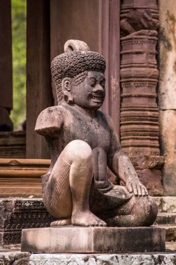 Yaksha 'lardan biri, ya da ağaç cini, Banteay Srei, Angkor, Kamboçya' daki antik Khmer tapınağının koruyucuları..