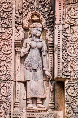 Banteay Srei Tapınağı, Angkor, Kamboçya 'nın baş prasatının batı duvarında güzel oyulmuş bir Devata' nın kabartması..