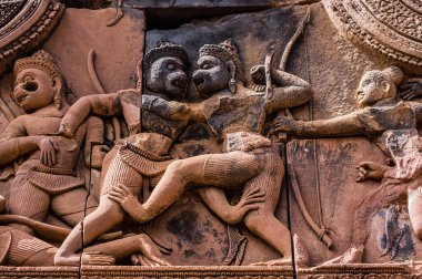 Sugriva ve Valin arasındaki savaşın Antik Khmer oyması. Hindu destanı Ramayana, Sugriva 'nın maymun krallığını yönetmek için kardeşini nasıl yendiğini anlatıyor. Banteay Srei Tapınağı, Angkor, Kamboçya.