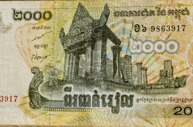 Preah Vihear Tapınağı 'nın kapısını gösteren 2000 dolarlık bir Kamboçya banknotu. Kamboçya / Tayland sınırındaki tapınağın mülkiyeti tartışmalı. Kullanılmış not, açıyla çekilmiş..