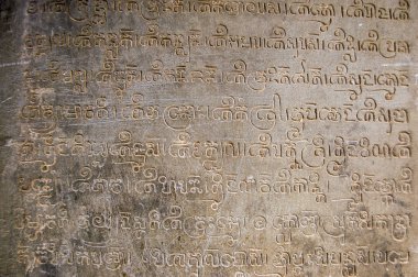 Angkor, Siem Reap, Kamboçya 'daki Rolous kompleksinin bir parçası olan Lolei Tapınağı' nın girişindeki Sanskritçe dini yazıtlar. 9. yüzyılda oyulmuş..