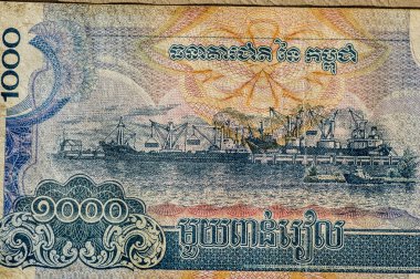 Kamboçya 'nın Sihanoukville (Kampong Saom) limanında gemiler yükleniyor. 1000 Riels banknotu kullanmış, belli bir açıyla çekilmiş..