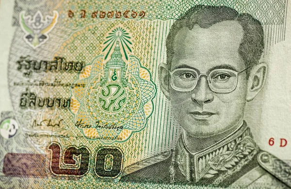 태국에서 사용되는 지폐이다 각도로 사진을 국왕인 푸미폰 야데에 초점을 맞추어 — 스톡 사진