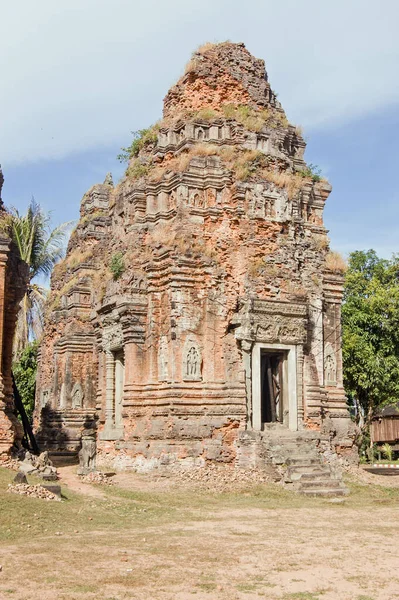 ロレイのプラサートの一つ 豪華な寺院複合体の一部 アンコール シェムリアップ カンボジア 父を偲んで明治22年 889年 にヤショヴァルマン1世によって建てられた — ストック写真