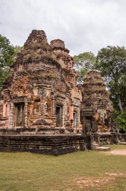 Antik Khmer tapınağı Preah Ko, Angkor 'daki Roluos kompleksinin bir parçası, Siem Reap, Kamboçya. Kutsal Boğa 'nın bu tapınağı Shiva' ya adanmıştır..
