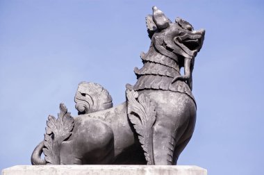 İkinci Dünya Savaşı 'nda Burma Seferi' nde savaşanların anısına dikilmiş efsanevi bir Chindit canavarı heykeli. Victorial Embankment Bahçeleri, Whitehall. Savunma Bakanlığı 'nın yanında..