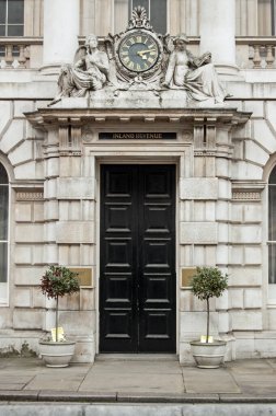 Londra, İngiltere - 25 Mart 2012: Bir zamanlar Londra, Westminster 'daki Thames Nehri kıyısındaki tarihi Somerset House' da vergi memurları tarafından kullanılan eski ofislere giriş.