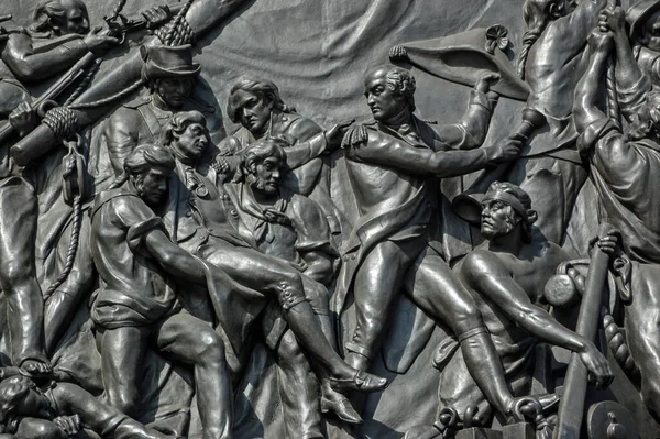 纳尔逊纵队底部的青铜浮雕显示了纳尔逊勋爵在伦敦威斯敏斯特特拉法加战役中的死亡 爱德华 卡露的雕塑 自1849年起公开展出 — 图库照片