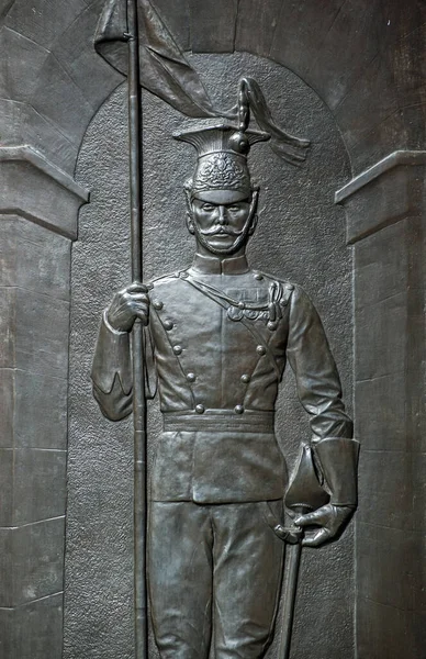 带着军旗和剑的士兵的青铜牌匾 位于伦敦怀特霍尔的剑桥公爵乔治王子纪念碑雕像的Plinth 公共纪念碑 展出时间超过100年 — 图库照片