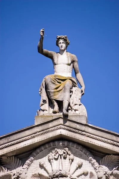 Статуя Грецького Бога Аполлона Фронтоні Оксфордського Музею Ашмола — стокове фото