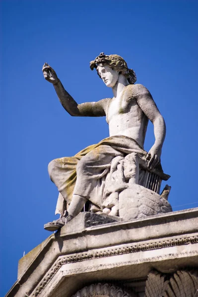 Statue Des Antiken Griechischen Gottes Apollo Auf Dem Giebel Über — Stockfoto