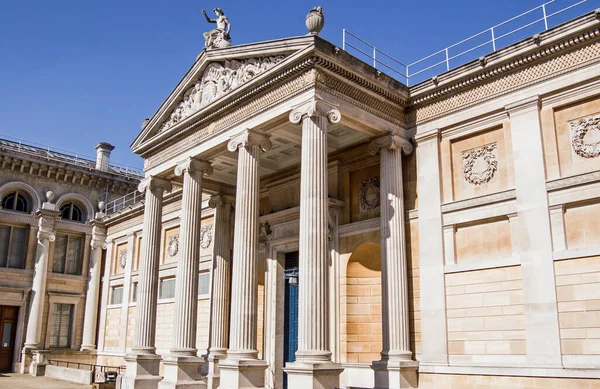 Oxford 'un ünlü Ashmolean Müzesi' nin girişi..