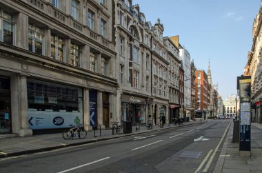 Londra, İngiltere - 24 Nisan 2020: Londra 'nın orta kesimindeki Fitzrovia bölgesinde Little Portland Caddesi' ndeki dükkanlar ve kafeler.