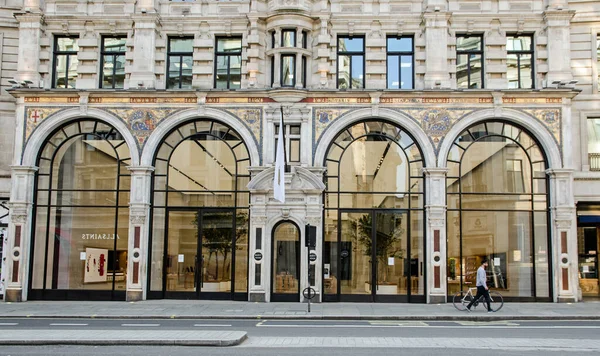 London April 2020 Man Walking Bicycle Landmark Apple Store London — Stock Photo, Image