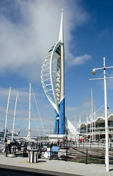 英国朴茨茅斯 2020年9月8日 位于汉普郡南部海岸一个阳光明媚的周日下午 一座具有里程碑意义的Spinnaker塔俯瞰着满载购物者和游客的Gunwharf码头 — 图库照片
