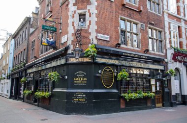 Londra, İngiltere - 24 Nisan 2020: COVID tecriti sırasında bir akşam Londra 'nın merkezindeki Soho' daki tarihi Shakespeare 's Head Pub.