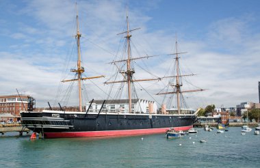 Portsmouth, İngiltere - 8 Eylül 2020: Tarihi HMS Savaşçısı - Britanya 'nın ilk demir gövdeli savaş gemisi - Portsmouth Limanı, Hampshire' da denizden izlendi.