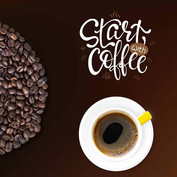 Layout criativo feito de grãos de café e café em pó com letras — Fotografia de Stock