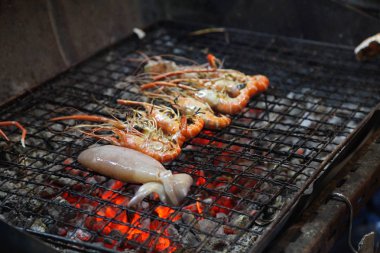 karides scampi karides ve kalamar ızgara lezzetli parti için ateş 
