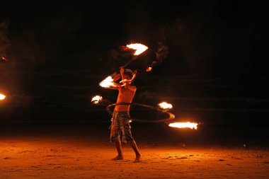 Koh Chang, Trad, Tayland, 21 Nisan 2017, güzel ateş gösterisi Tay çocuk yetenekli gece parti plaj Adası Tayland