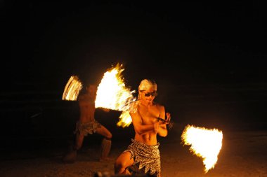 Koh Chang, Trad, Tayland, 21 Nisan 2017, güzel ateş daire dönüyor göstermek yetenek gece parti plaj Adası'nda Tayland
