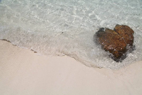 Kamień Pięknej Fali Piaszczystej Plaży Tajlandii Kształcie Serca — Zdjęcie stockowe