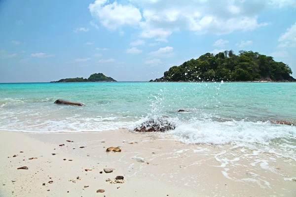 Vague Mousse Bulles Sur Plage Sable Blanc Avec Ciel Bleu — Photo