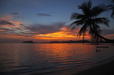 salıncak veya beşik asmak Hindistan cevizi ağacı güzel koh Mak beach Trad Tayland, gün batımı