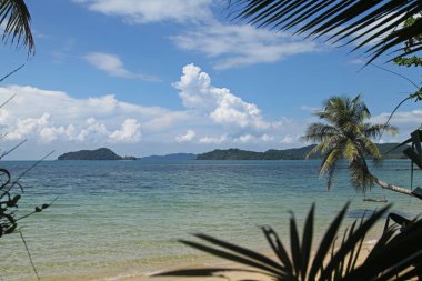 salıncak veya beşik sıkı tutun Hindistan cevizi ağacı güzel hurma mavi gökyüzü ve gölge Mak beach Trad Tayland koh