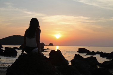 Koh Mak Adası, Trad, Tayland, 25 Nisan 2017, kadınlar güzel gün batımını gölgele