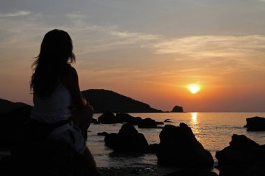 Koh Mak Adası, Trad, Tayland, 25 Nisan 2017, kadınlar güzel gün batımını gölgele