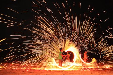 Koh Samet, Rayong, Tayland, 17 Nisan 2019, tayland gece parti beach adada göstermek yetenek spining güzel yangın daire