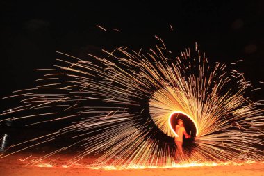 Koh Samet, Rayong, Tayland, 17 Nisan 2019, tayland gece parti beach adada göstermek yetenek spining güzel yangın daire