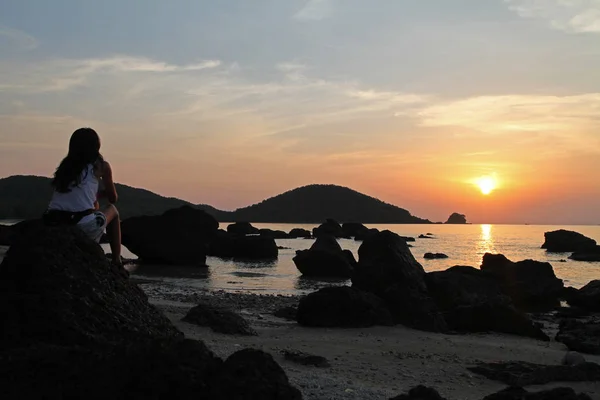 Isla Koh Mak, Trad, Tailandia, 25 de abril de 2017, las mujeres sombrean la hermosa puesta de sol — Foto de Stock