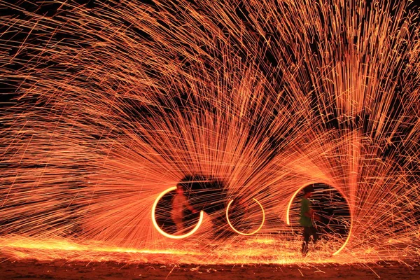 Koh Samet, Rayong, Thajsko, 17. dubna 2019, krásný ohnivé kruhy na nočním ostrově na pláži v Thajsku — Stock fotografie