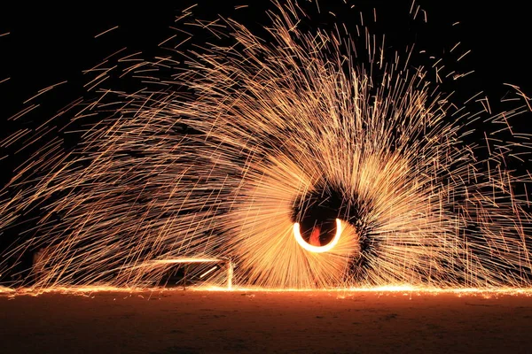 Koh Samet, Rayong, Tayland, 17 Nisan 2019, tayland gece parti beach adada göstermek yetenek spining güzel yangın daire — Stok fotoğraf