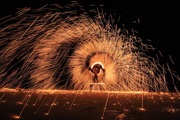 Koh samet, rayong, thailand, 17 april 2019, wunderschönes Feuerkreis-Spinning-Showtalent bei Nacht party beach island in thailand — Stockfoto