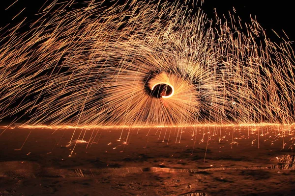 Koh Samet, Rayong, Thaïlande, 17 avril 2019, magnifique cercle de feu filant talent de spectacle à la nuit fête plage île en Thaïlande — Photo