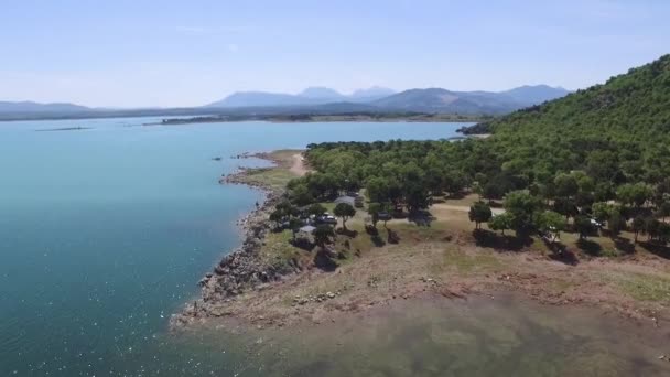 drone mouche lac et montagne 