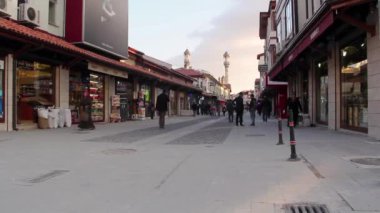 Şehir gece arka planda yürüyen insanlar