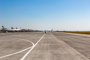 Engels, Rusya - 19 Ağustos 2017: Günün Hava Filosu. Askeri bir Havaalanı pist üzerinde askeri uçak