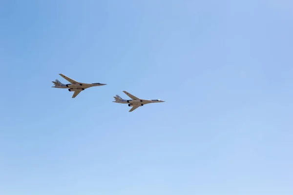Engels, Rusya - 19 Ağustos 2017: Günün Hava Filosu. Havada gökyüzüne askeri bombacı