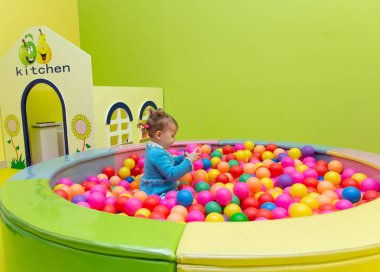 Şirin bebek oyun alanında oynama