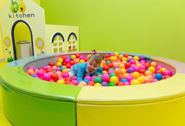 Şirin bebek oyun alanında oynama