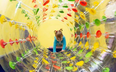 Şirin bebek oyun alanında oynama